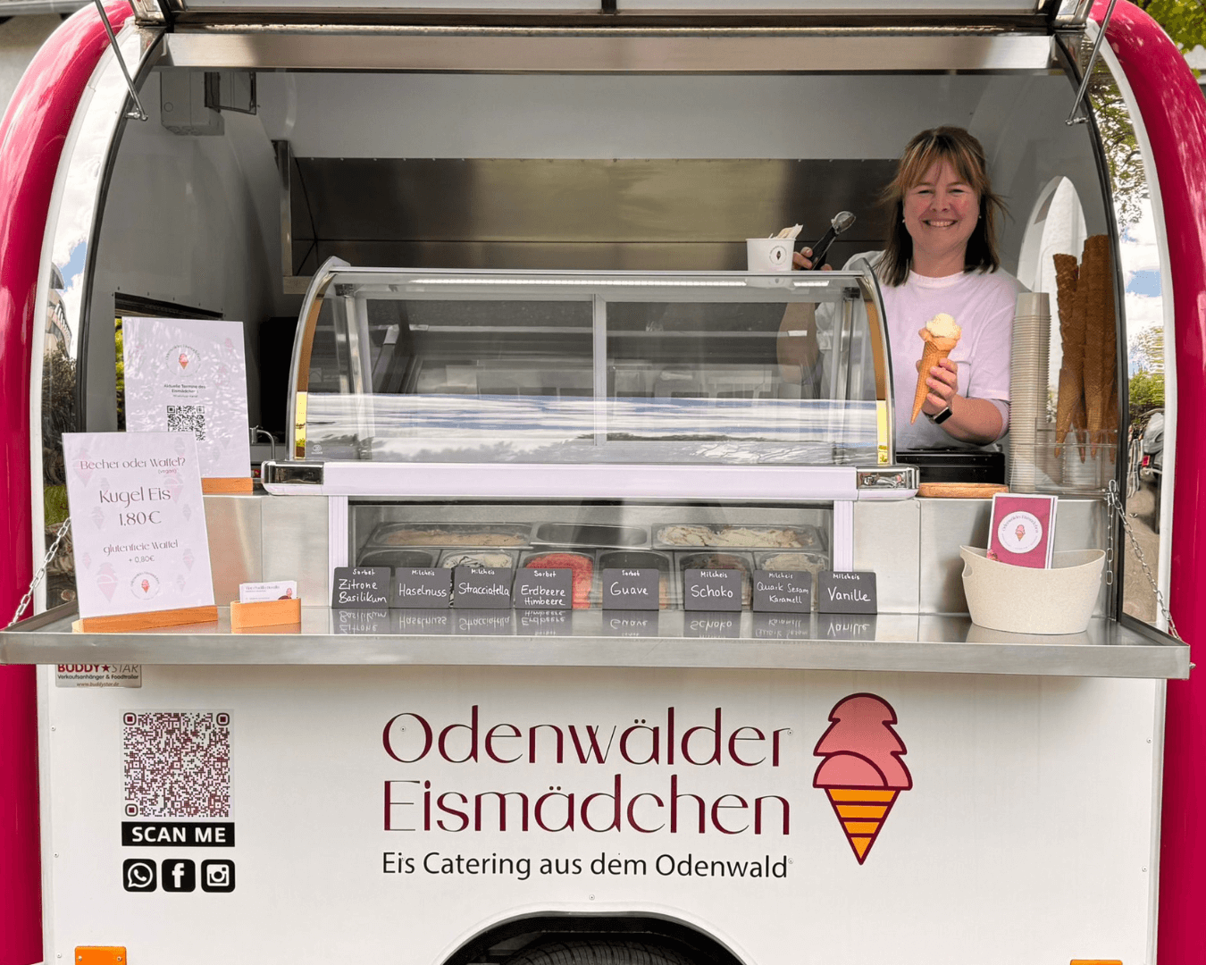 Eismädchen in Eiswagen Buddy