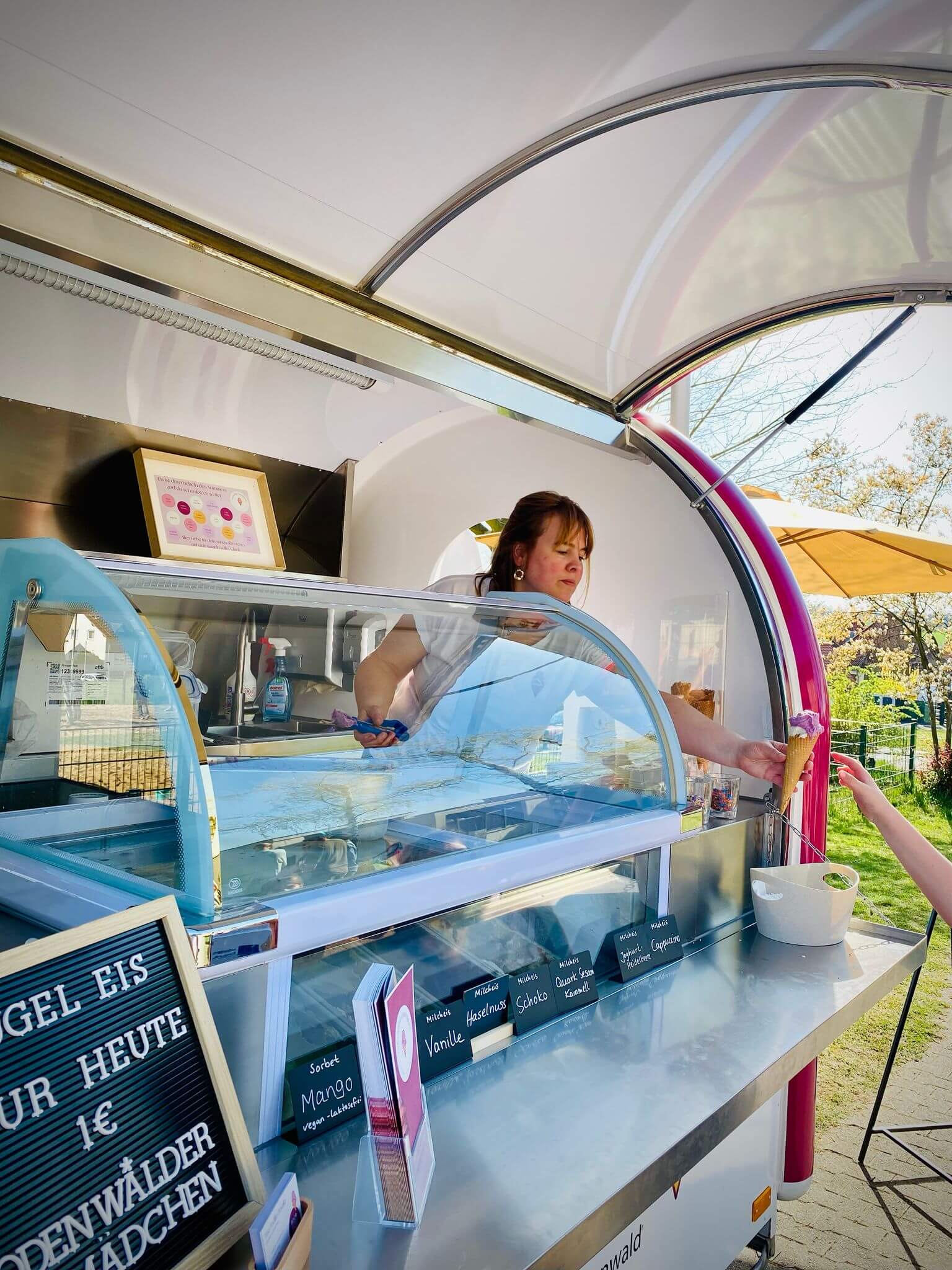 Odenwälder Eismädchen serviert Eis in Waffel