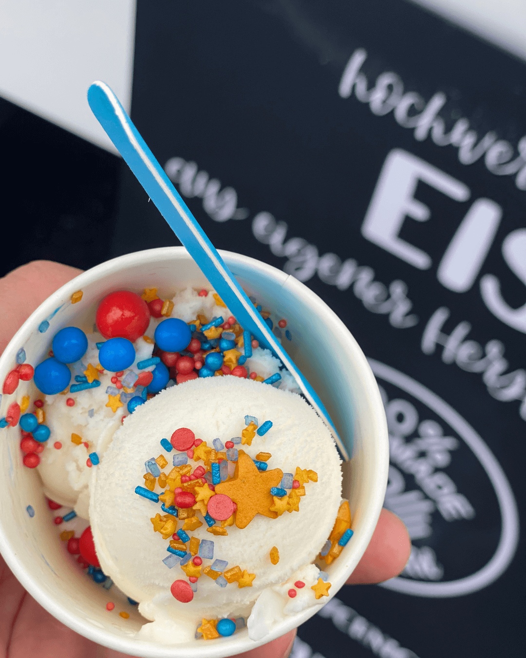 Kugel Eis im Becher mit Streuseln