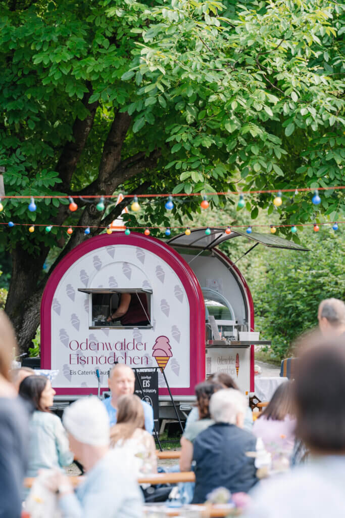 Odenwaelder Eismaedchen Eiswagen Buddy bei Ueberwaelder Traumnacht