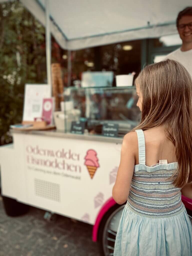 Mädchen vor Eiswagen vom Odenwälder Eismädchen